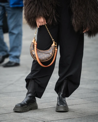 Outfit sa &scaron;pice koji je modni jackpot: Bunda, platforme i torbica skuplja od prosječne plaće