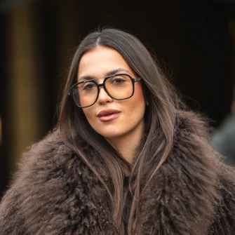 Outfit sa &scaron;pice koji je modni jackpot: Bunda, platforme i torbica skuplja od prosječne plaće