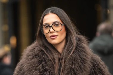 Outfit sa &scaron;pice koji je modni jackpot: Bunda, platforme i torbica skuplja od prosječne plaće