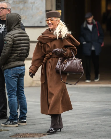 Trendi kaput: Dama sa &scaron;pice pokazala kako nositi smeđu boju - i izgledati chic