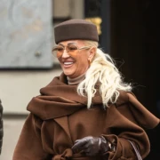 Trendi kaput: Dama sa &scaron;pice pokazala kako nositi smeđu boju - i izgledati chic