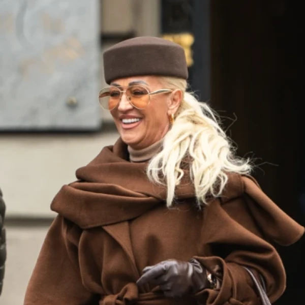 Trendi kaput: Dama sa &scaron;pice pokazala kako nositi smeđu boju - i izgledati chic