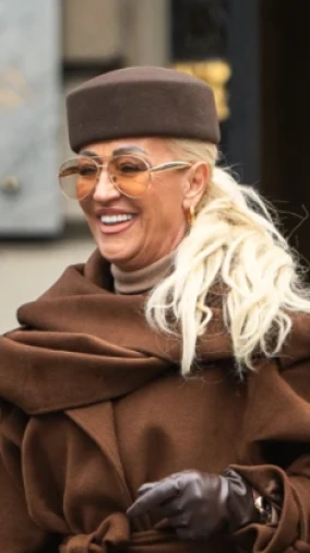 Trendi kaput: Dama sa &scaron;pice pokazala kako nositi smeđu boju - i izgledati chic