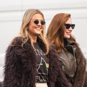 Lepr&scaron;ava suknja, rock majica i cool detalj: Dama sa &scaron;pice privukla pažnju chic outfitom