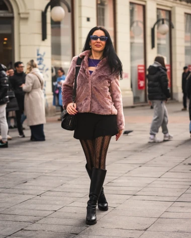 Zgodna crnka sa &scaron;pice pokazala mladenačku kombinaciju s hit čarapama