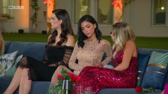 Suze na ceremoniji ruža! Nakon otkrivanja &scaron;okantne tajne, dvije djevojke napu&scaron;taju vilu: 'Kajat će se kad-tad!