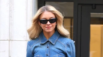 Recept Sydney Sweeney za hit-styling: Traper haljina s korzetom i čizme koje svi žele