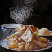 Dalmatinske kro&scaron;tule: Starinski recept za najhrskavije slatke zalogaje