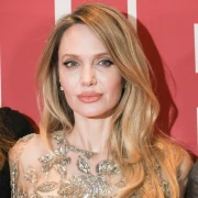 Elegancija bez premca: Angelina Jolie u prozirnoj haljini izgleda poput boginje