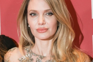 Elegancija bez premca: Angelina Jolie u prozirnoj haljini izgleda poput boginje