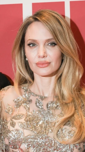 Elegancija bez premca: Angelina Jolie u prozirnoj haljini izgleda poput boginje