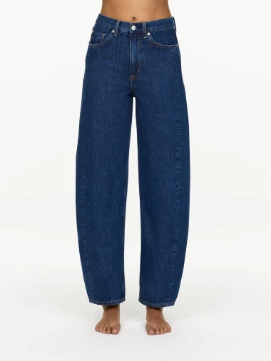 Zaboravi svijetli denim - tamni traper vraća se u velikom stilu na modnu scenu