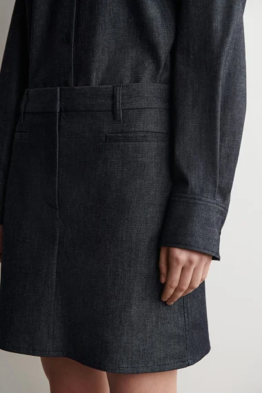 Zaboravi svijetli denim - tamni traper vraća se u velikom stilu na modnu scenu