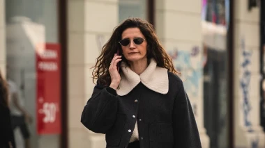 Dama sa &scaron;pice pokazala kako dobra bomber jakna može podići cijeli look