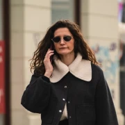 Dama sa &scaron;pice pokazala kako dobra bomber jakna može podići cijeli look