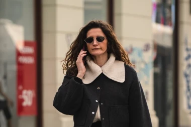 Dama sa &scaron;pice pokazala kako dobra bomber jakna može podići cijeli look