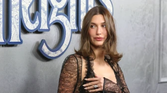 Hailey Bieber u čipki ili Margot Robbie u korzetu? Modni dvoboj na premijeri godine