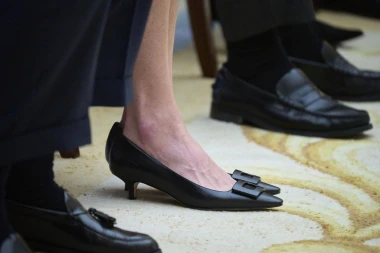 Kraljica Letizia bira udobnu obuću i savr&scaron;ene dnevne outfite koje želimo kopirati