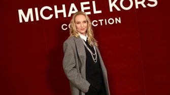 Uma Thurman na reviji Michaela Korsa: Genijalni outfit u kojem je mogla i pro&scaron;etati pistom