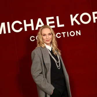 Uma Thurman na reviji Michaela Korsa: Genijalni outfit u kojem je mogla i pro&scaron;etati pistom