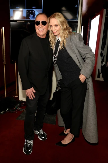 Uma Thurman na reviji Michaela Korsa: Genijalni outfit u kojem je mogla i pro&scaron;etati pistom