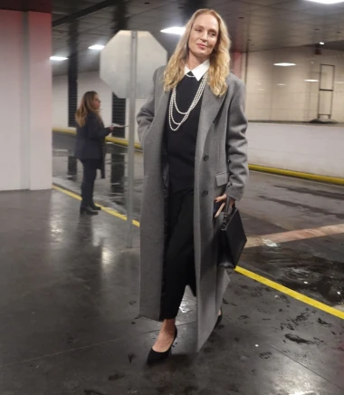 Uma Thurman na reviji Michaela Korsa: Genijalni outfit u kojem je mogla i pro&scaron;etati pistom