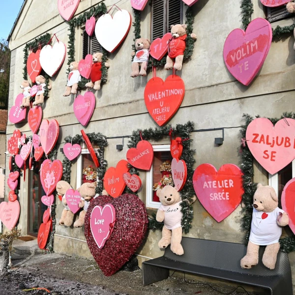 Prolaznici u zagrebačkoj Maloj ulici uživaju u preslatkim ukrasima za Valentinovo