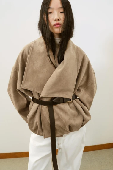 Trendi jakne za prijelazno razdoblje: Koža i bru&scaron;ena koža kao proljetni must-have