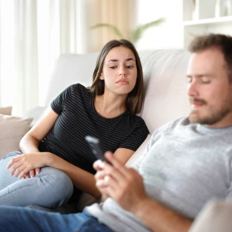 Žene, provjeravate li mužev mobitel? Evo &scaron;to su odgovorile na&scaron;e čitateljice