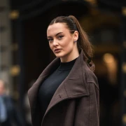 Noge koje pričaju priču: Kaput i mini haljina kao savr&scaron;eni tandem &scaron;pice