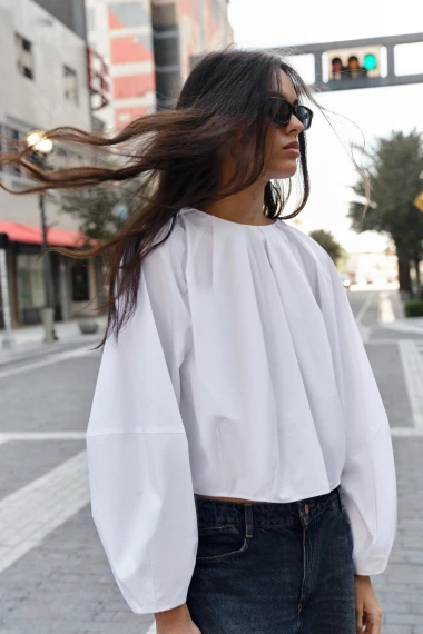 Komad koji nikad ne izlazi iz mode: Bijele ko&scaron;ulje u proljetnim kombinacijama