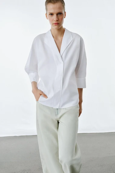 Komad koji nikad ne izlazi iz mode: Bijele ko&scaron;ulje u proljetnim kombinacijama