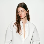 Komad koji nikad ne izlazi iz mode: Bijele ko&scaron;ulje u proljetnim kombinacijama