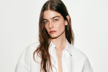 Komad koji nikad ne izlazi iz mode: Bijele ko&scaron;ulje u proljetnim kombinacijama