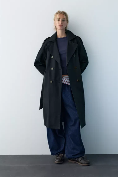 Boja koja ide uz sve: Tamnoplavi kaputi i baloneri su najveći hit prijelazne sezone