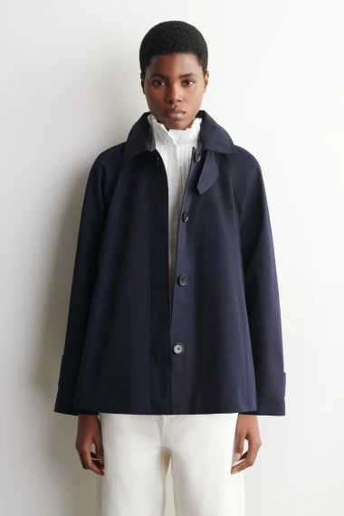 Boja koja ide uz sve: Tamnoplavi kaputi i baloneri su najveći hit prijelazne sezone