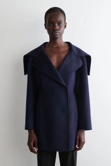 Boja koja ide uz sve: Tamnoplavi kaputi i baloneri su najveći hit prijelazne sezone