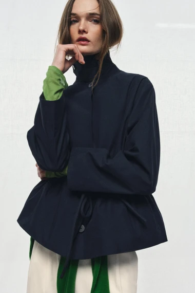 Boja koja ide uz sve: Tamnoplavi kaputi i baloneri su najveći hit prijelazne sezone