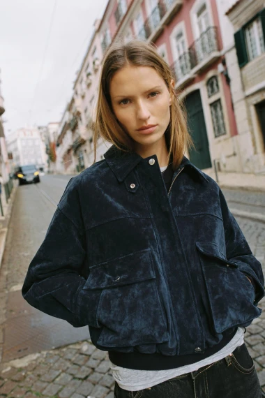 Boja koja ide uz sve: Tamnoplavi kaputi i baloneri su najveći hit prijelazne sezone