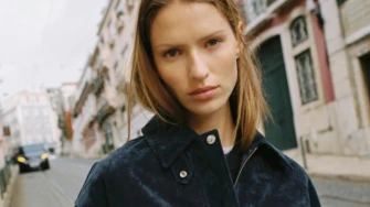 Boja koja ide uz sve: Tamnoplavi kaputi i baloneri su najveći hit prijelazne sezone