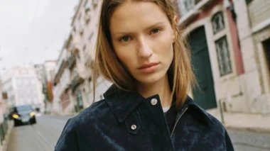 Boja koja ide uz sve: Tamnoplavi kaputi i baloneri su najveći hit prijelazne sezone