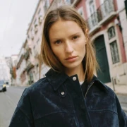 Boja koja ide uz sve: Tamnoplavi kaputi i baloneri su najveći hit prijelazne sezone