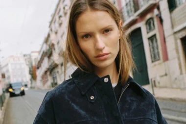 Boja koja ide uz sve: Tamnoplavi kaputi i baloneri su najveći hit prijelazne sezone