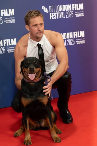 Gola prsa ili ramena: Alexander Skarsg&aring;rd u dva nezaboravna izdanja - koje vam je bolje?