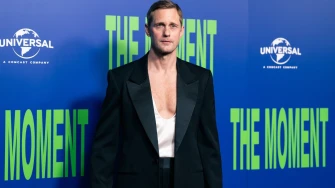 Gola prsa ili ramena: Alexander Skarsg&aring;rd u dva nezaboravna izdanja - koje vam je bolje?