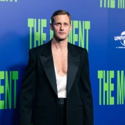 Gola prsa ili ramena: Alexander Skarsg&aring;rd u dva nezaboravna izdanja - koje vam je bolje?