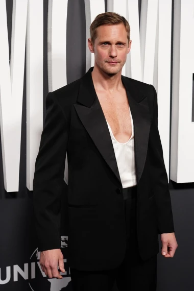 Gola prsa ili ramena: Alexander Skarsg&aring;rd u dva nezaboravna izdanja - koje vam je bolje?