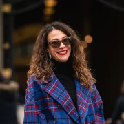 Outfit sa &scaron;pice koji bismo kopirale od glave do pete: Karirano, kristali i luksuzna torba