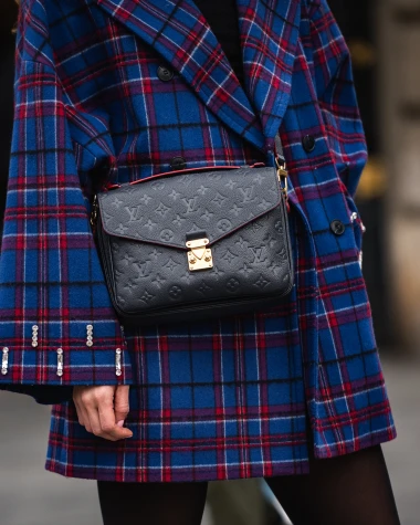 Outfit sa &scaron;pice koji bismo kopirale od glave do pete: Karirano, kristali i luksuzna torba