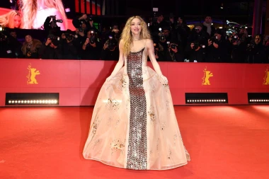 Amanda Seyfried pokorila Berlinale: Čipka, metalik korzet i totalni wow efekt